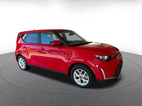 Used 2025 Kia Soul LX w/ LX Technology Package FWD image 2