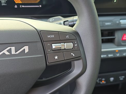 New 2025 Kia K4 LXS image 33