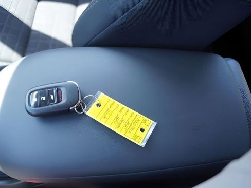 Used 2025 Honda HR-V LX image 2