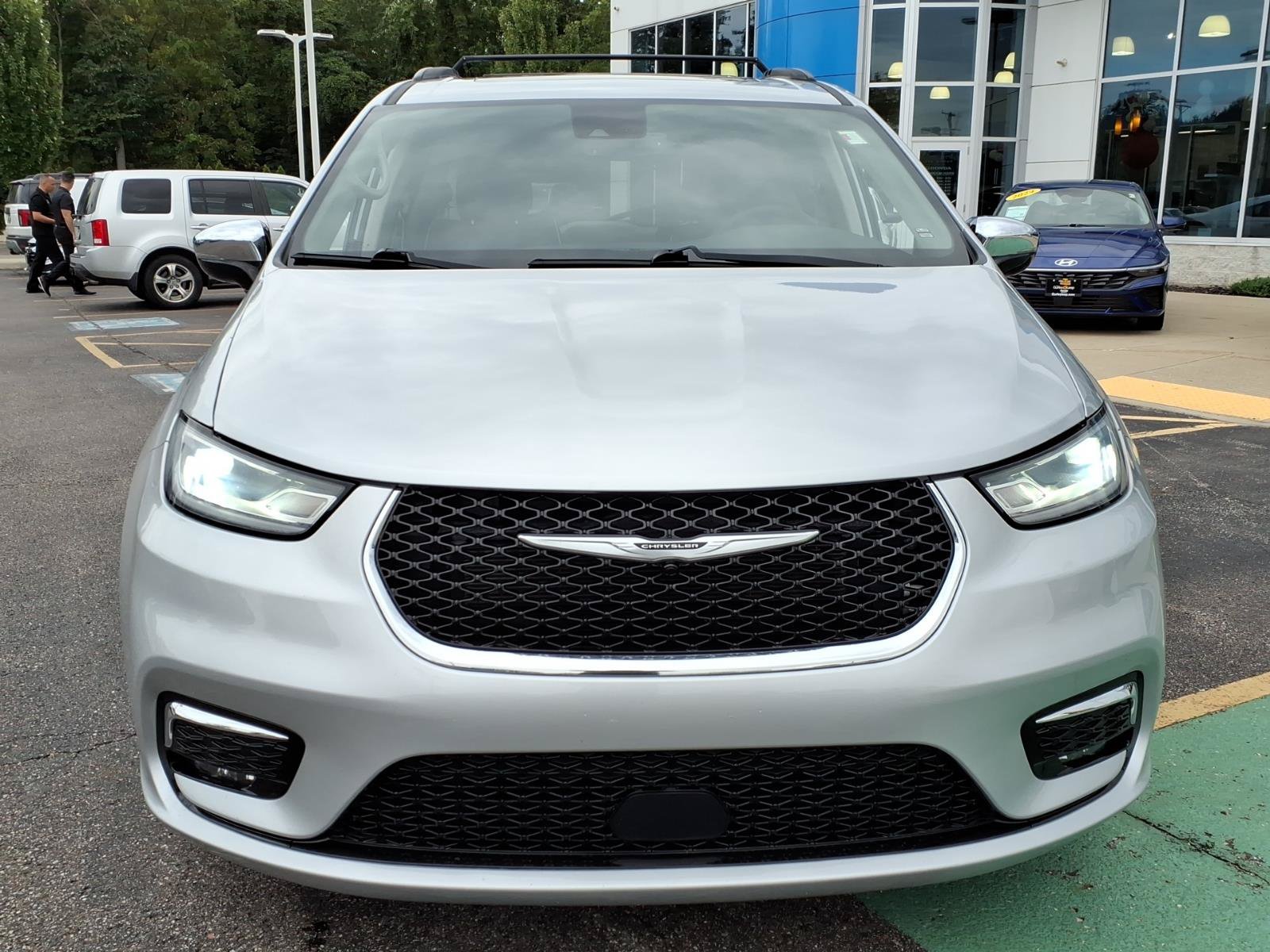 Used 2023 Chrysler Pacifica Limited FWD image 2