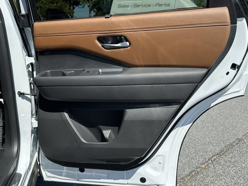 Certified 2025 Nissan Pathfinder Platinum FWD image 18
