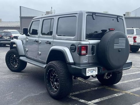 Used 2018 Jeep Wrangler Unlimited Sahara w/ Dual Top Group AWD/4WD image 6