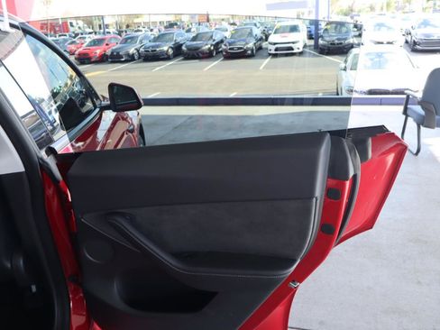 Used 2021 Tesla Model Y Long Range image 30