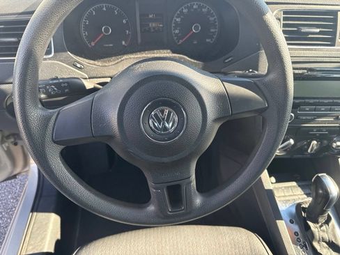 Used 2011 Volkswagen Jetta SE FWD image 12