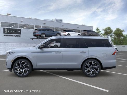 New 2026 Lincoln Navigator Reserve image 3