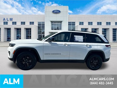 Used 2025 Jeep Grand Cherokee Altitude AWD/4WD image 9