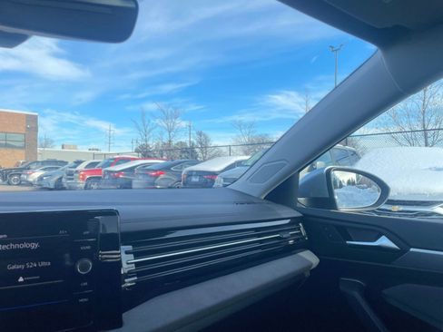 Used 2025 Volkswagen Jetta SE image 36