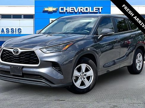 Used 2023 Toyota Highlander L FWD image 2