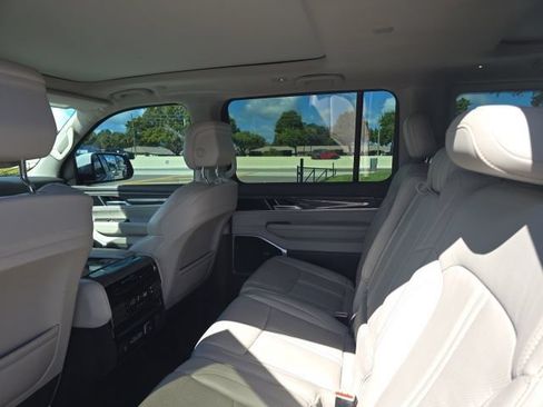 Used 2022 Jeep Wagoneer Series III w/ Premium Group I AWD/4WD image 8