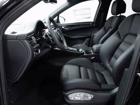 Certified 2025 Porsche Macan Turbo image 17