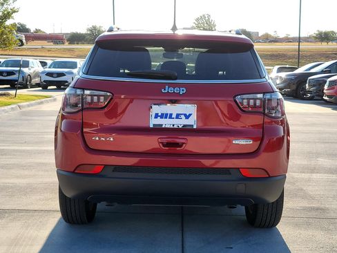 Used 2025 Jeep Compass Latitude AWD/4WD image 4