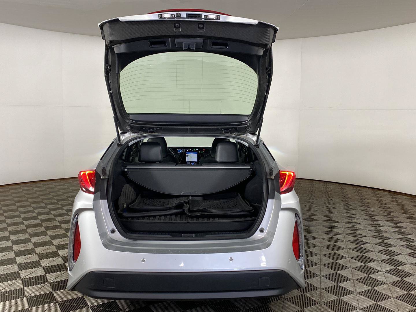 Used 2017 Toyota Prius Prime Advanced FWD image 30
