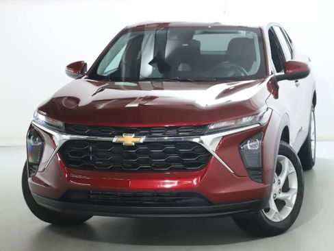 Used 2024 Chevrolet Trax LS w/ LS Convenience Package FWD image 3