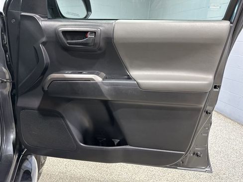 Certified 2022 Toyota Tacoma SR5 AWD/4WD image 17