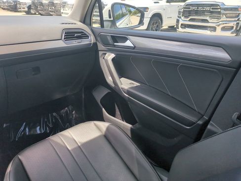 Used 2022 Volkswagen Tiguan SE image 19