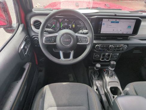 Used 2025 Jeep Wrangler Unlimited Sahara image 17