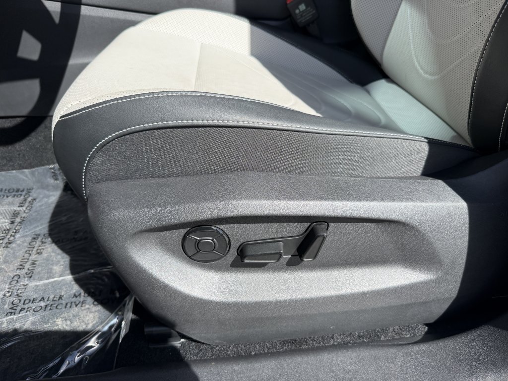 Used 2025 Volkswagen Tiguan SE w/ Panoramic Sunroof Package AWD/4WD image 29