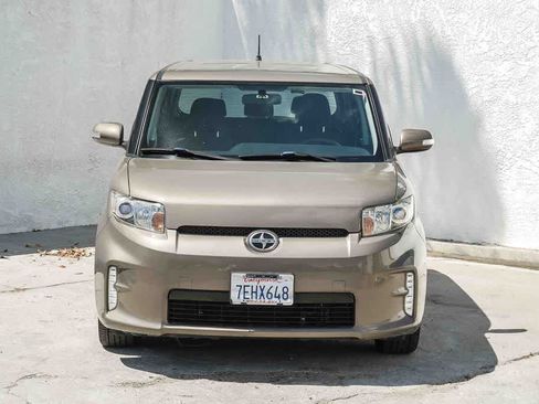 Used 2013 Scion xB FWD image 2