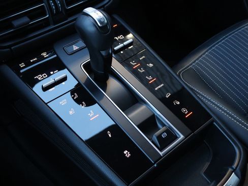 Used 2023 Porsche Macan Turbo image 20