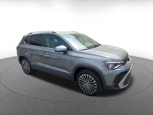 Used 2025 Volkswagen Taos SE FWD image 2
