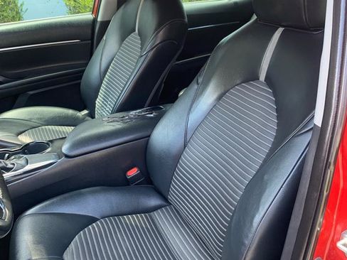 Used 2020 Toyota Camry SE FWD image 7