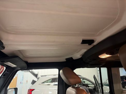 Used 2014 Jeep Wrangler Unlimited Sahara w/ Connectivity Group AWD/4WD image 11