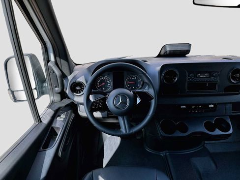 Used 2025 Mercedes-Benz Sprinter 2500 image 21