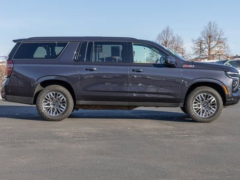 Used 2025 Chevrolet Suburban Z71 image 5