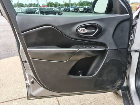 Used 2019 Jeep Cherokee Trailhawk w/ Comfort & Convenience Group AWD/4WD image 24