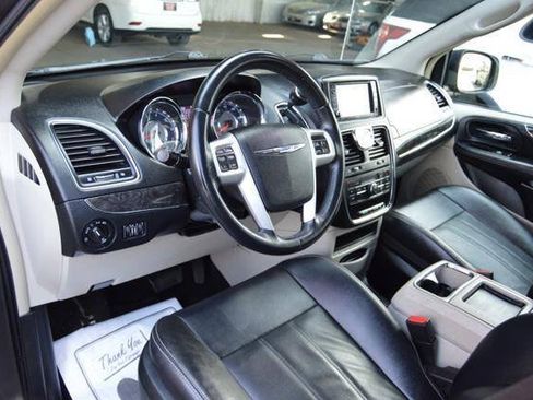 Used 2015 Chrysler Town & Country Touring FWD image 17