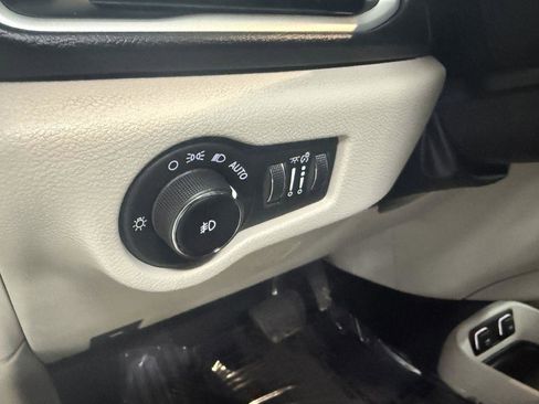 Used 2017 Chrysler Pacifica Touring-L image 12