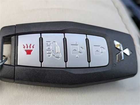 New 2025 Mitsubishi Outlander SE image 33