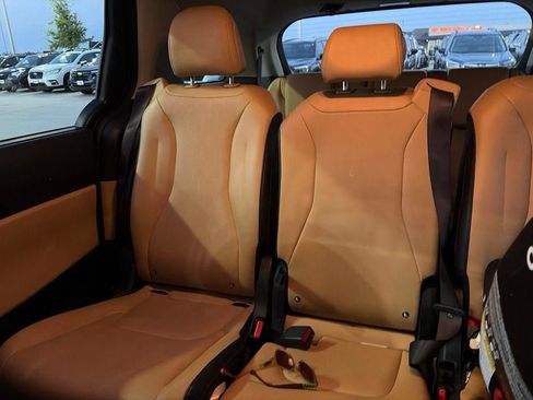 Used 2024 Kia Carnival EX FWD image 7