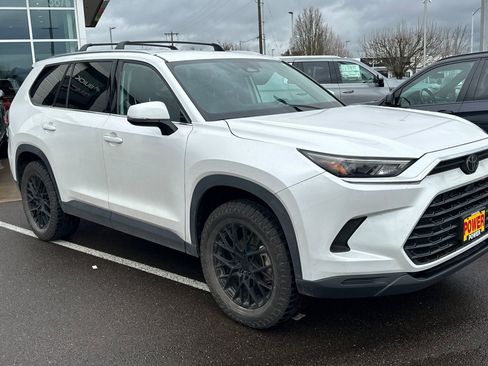 Used 2024 Toyota Grand Highlander XLE image 2