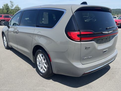 Used 2023 Chrysler Pacifica Touring-L FWD image 6