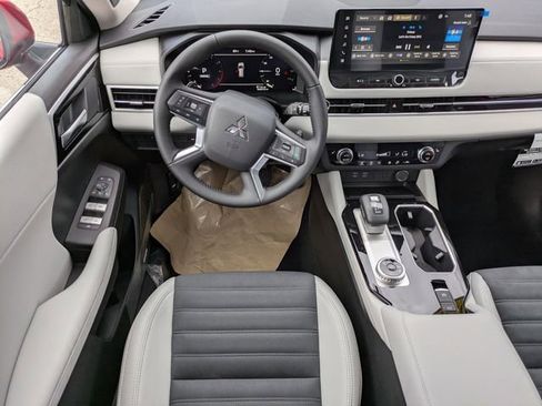 New 2025 Mitsubishi Outlander SE image 16