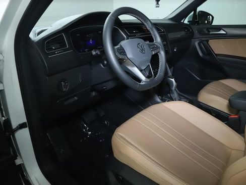 Used 2023 Volkswagen Tiguan SE w/ Panoramic Sunroof Package FWD image 18
