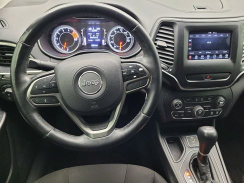 Used 2019 Jeep Cherokee Latitude w/ Cold Weather Group FWD image 22