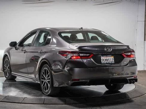 Used 2021 Toyota Camry SE image 2