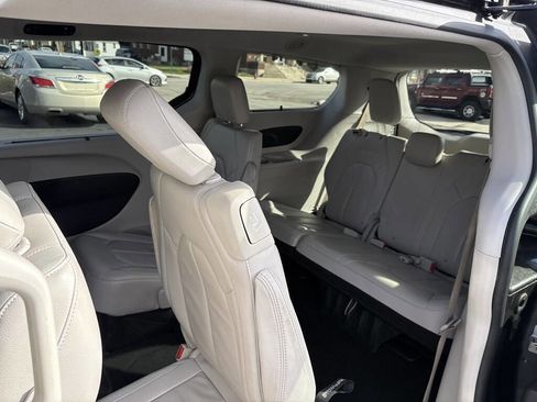 Used 2017 Chrysler Pacifica Touring-L image 31
