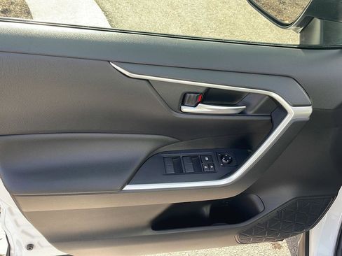 Used 2020 Toyota RAV4 XLE w/ Convenience Package image 4