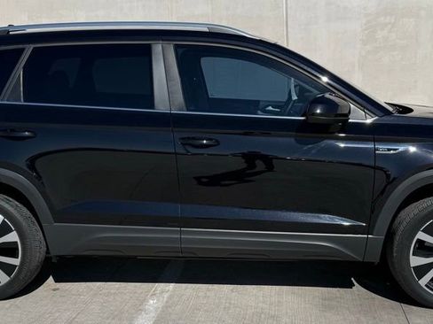 Certified 2024 Volkswagen Taos SE w/ MDO Package image 3