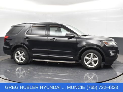 Used 2017 Ford Explorer XLT w/ Equipment Group 202A AWD/4WD image 2