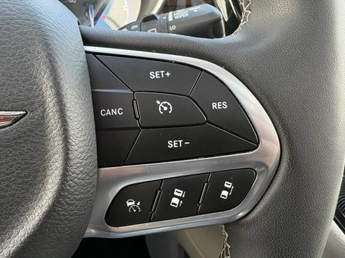 Used 2023 Chrysler Pacifica Limited FWD image 28