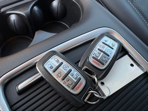 Used 2024 Chrysler Pacifica Touring-L FWD image 24