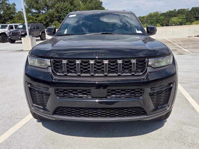 New 2027 Jeep Grand Cherokee Altitude RWD image 2