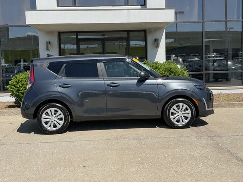 Used 2025 Kia Soul LX FWD image 3