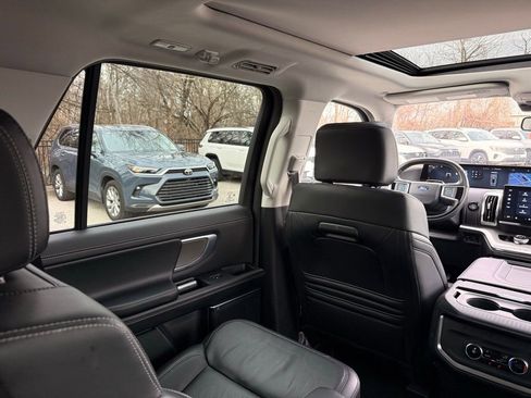 Used 2025 Ford Expedition Platinum image 48