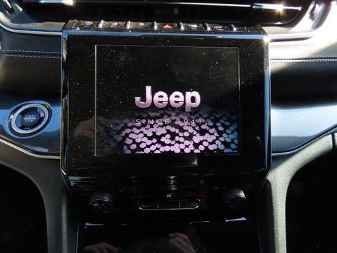 Used 2023 Jeep Grand Cherokee L Laredo image 25