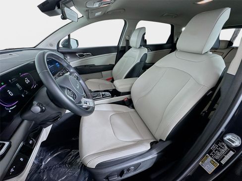 Certified 2024 Kia Sportage EX FWD image 11